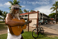 Tocando la guitarra cerca del emblemático y antiguo edificio Juzgado-prisión de Lahaina. Maui.